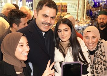 Cumhur İttifakı'nın İBB Başkan adayı Kurum, Eminönü'nde esnafı ziyaret etti