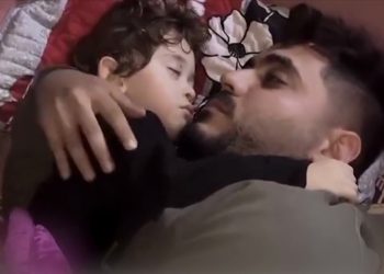 Gazzeli baba, İsrail bombardımanında zarar görmesin diye oğluna sarılarak uyuyor