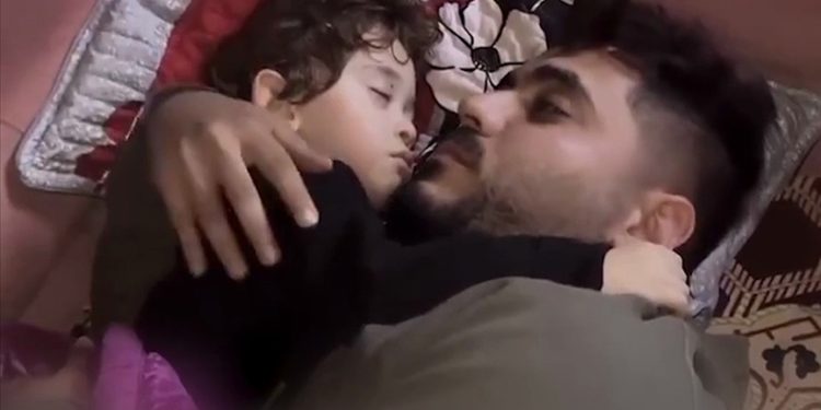 Gazzeli baba, İsrail bombardımanında zarar görmesin diye oğluna sarılarak uyuyor