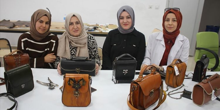 Van'da belediye kursunda öğrendikleri deri işleme kadınların mesleği oldu