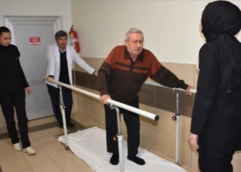 Yatağa bağımlı emekli profesör üç yıl sonra yeniden ayağa kalktı