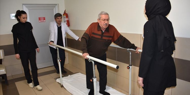Yatağa bağımlı emekli profesör üç yıl sonra yeniden ayağa kalktı