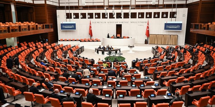 Türk askerinin Aden Körfezi’ndeki görev süresi uzatıldı