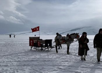 Yüzeyinin büyük bölümü donan Çıldır Gölü'nde hafta sonu yoğunluğu