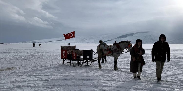 Yüzeyinin büyük bölümü donan Çıldır Gölü'nde hafta sonu yoğunluğu