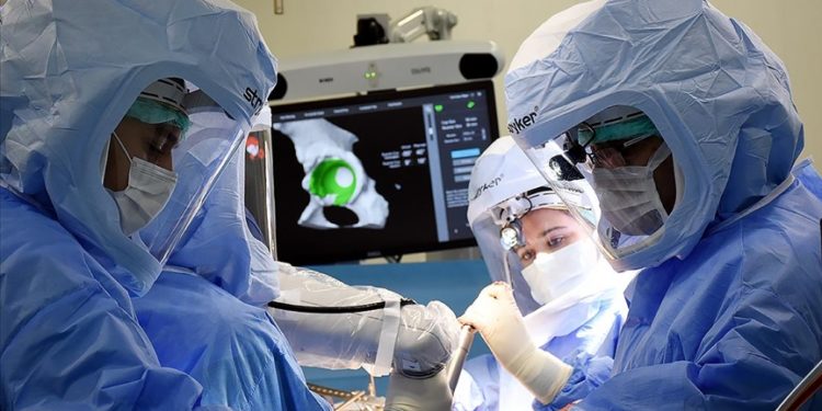 Rahim ağzı kanseri operasyonlarında “robotik cerrahi” avantajı