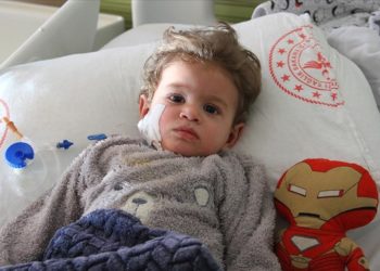 Kalın bağırsağı dışarıda yaşayan bebek yapay bağırsakla sağlığına kavuştu