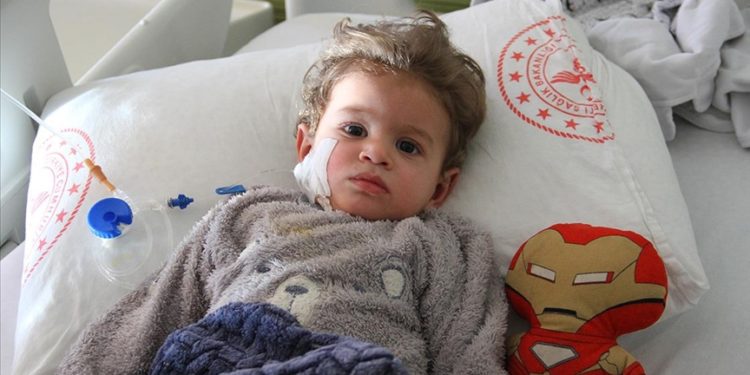 Kalın bağırsağı dışarıda yaşayan bebek yapay bağırsakla sağlığına kavuştu