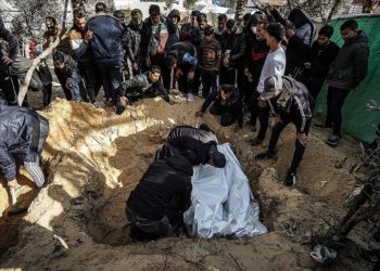 Gazze’de saldırılarda ölenlerin rastgele defni nedeniyle salgın hastalıkların yayılması endişesi