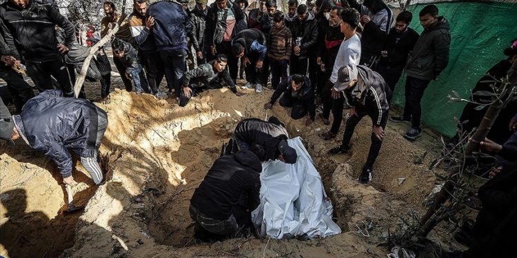 Gazze’de saldırılarda ölenlerin rastgele defni nedeniyle salgın hastalıkların yayılması endişesi