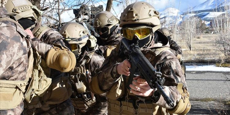 Erzurum’da özel harekatçılar zorlu görevlere gerçeğini aratmayan tatbikatlarla hazırlanıyor