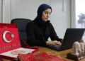 Depremde kaybettiği babasının gazetesini çıkarıyor