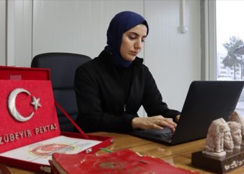 Depremde kaybettiği babasının gazetesini çıkarıyor