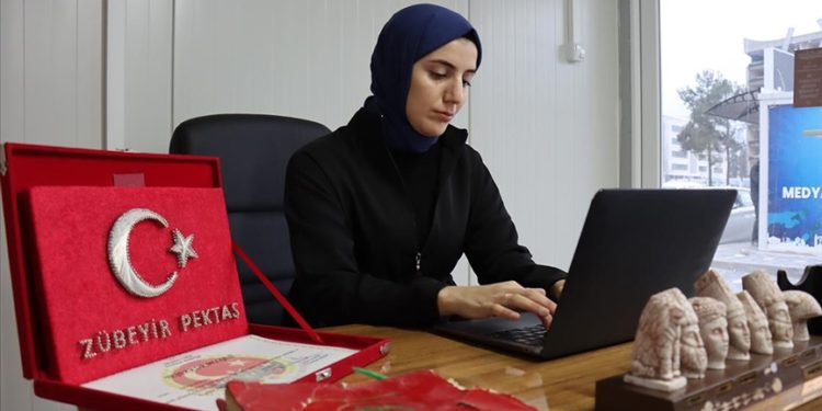 Depremde kaybettiği babasının gazetesini çıkarıyor