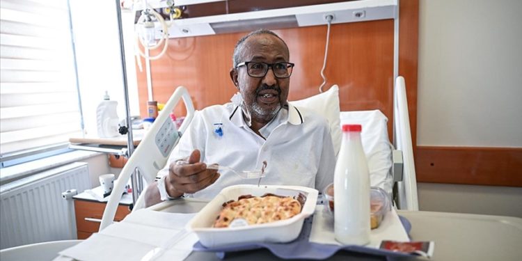 Kanseri Türkiye’de yenen Cibutili hastanın ilk isteği kebap oldu