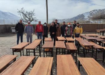 Hakkari'de usta öğreticiler 25 okuldaki 3 bin 366 sıra ve masayı yeniledi