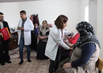 Sağlık çalışanları köylere giderek vatandaşların sağlık taramasını yapıyor
