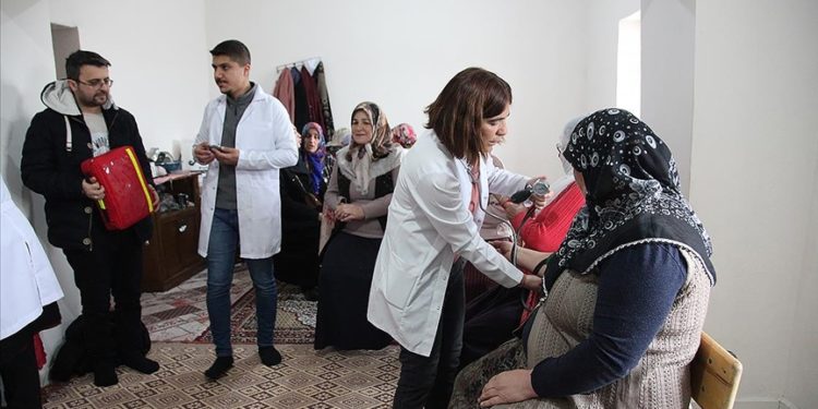Sağlık çalışanları köylere giderek vatandaşların sağlık taramasını yapıyor