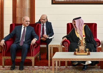 TBMM Başkanı Kurtulmuş, Bahreyn'de Kral Al Khalifa ile görüştü