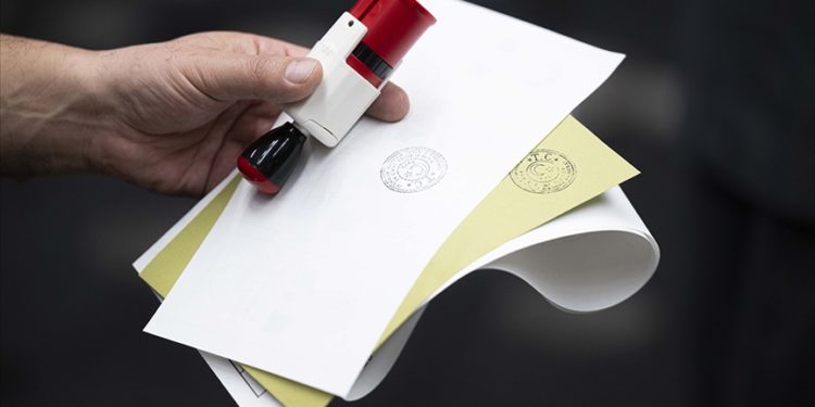 Seçime katılacak siyasi partilerin oy pusulasındaki yerleri kurayla belirlendi