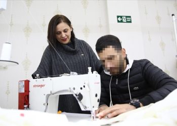 Tekstil atölyesinde işe aldığı genci uyuşturucu bağımlılığından kurtardı