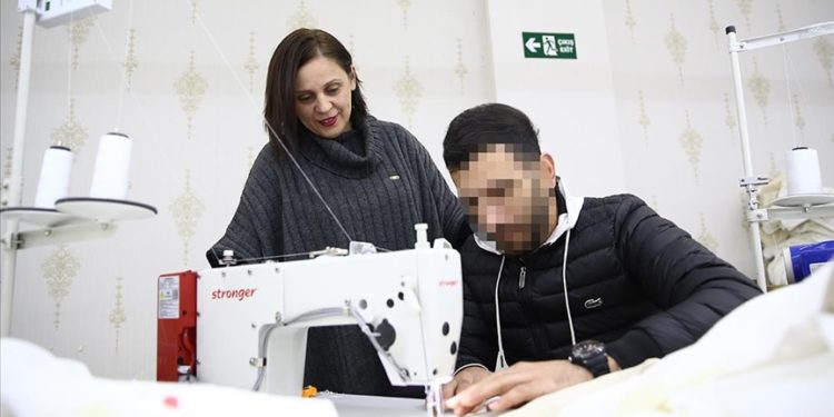Tekstil atölyesinde işe aldığı genci uyuşturucu bağımlılığından kurtardı