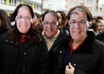 Öğrenciler aynı okulda 44 yıl görev yapan öğretmenlerini “maske”yle uğurladı