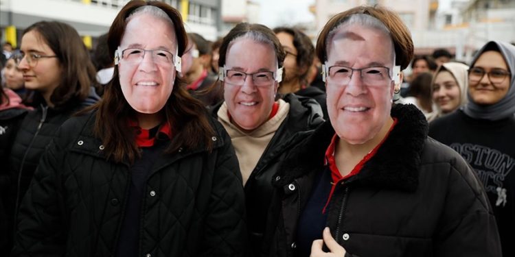 Öğrenciler aynı okulda 44 yıl görev yapan öğretmenlerini “maske”yle uğurladı