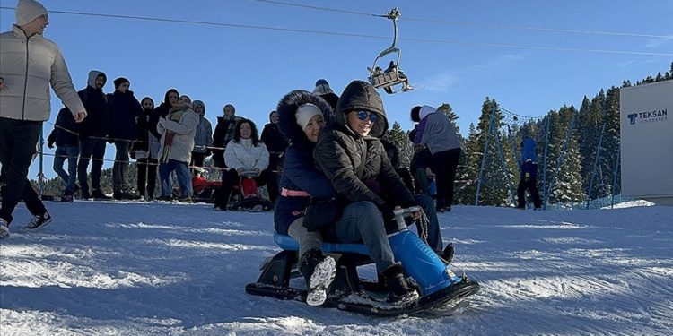 Ilgaz Dağı Kayak Merkezi'nde hafta sonu yoğunluğu yaşanıyor