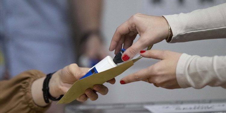 Seçime katılacak siyasi partilerin oy pusulasındaki yerleri kurayla belirlenecek