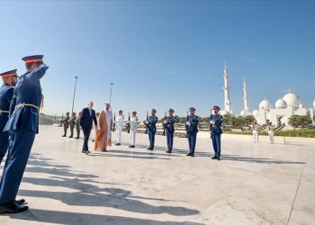 TBMM Başkanı Kurtulmuş, Abu Dabi'de Wahat Al Karama Şehitliği'ni ziyaret etti