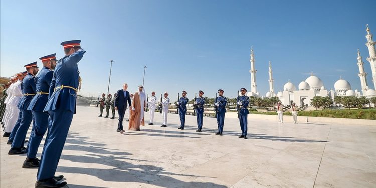TBMM Başkanı Kurtulmuş, Abu Dabi'de Wahat Al Karama Şehitliği'ni ziyaret etti