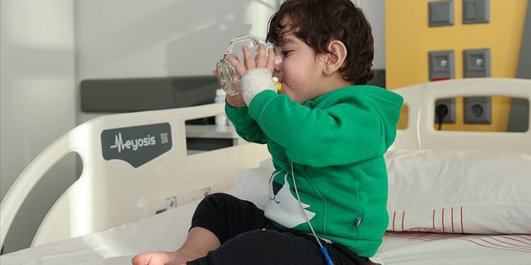 Yemek borusu oluşmadan doğan bebek, 3 yıl sonra ağız yoluyla beslenmeye başladı