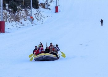 Erzincan'da doğa tutkunları karda rafting yaptı