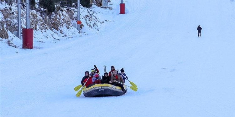 Erzincan'da doğa tutkunları karda rafting yaptı