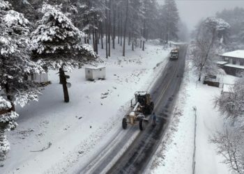 Kazdağları'nın yüksek kesimlerinde kar yağışı etkili oluyor
