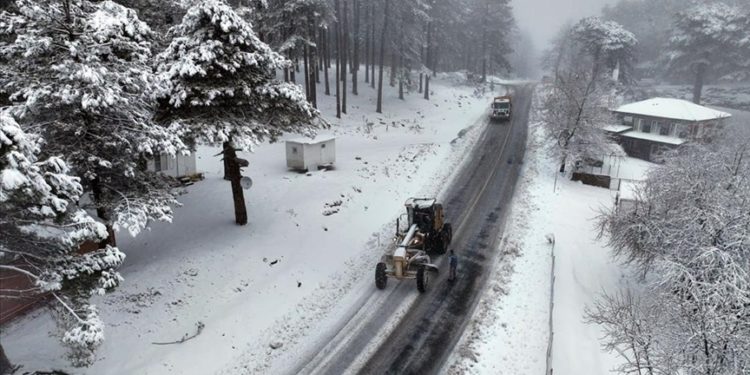 Kazdağları'nın yüksek kesimlerinde kar yağışı etkili oluyor