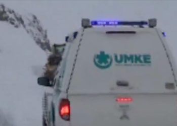 Bakan Koca'dan çığ tehlikesine rağmen 7 aylık bebeği hastaneye ulaştıran sağlıkçılara teşekkür