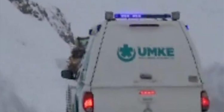 Bakan Koca'dan çığ tehlikesine rağmen 7 aylık bebeği hastaneye ulaştıran sağlıkçılara teşekkür