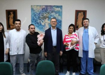 Anne karnında aynı damarları paylaşan ikizler operasyonla sağlığına kavuştu