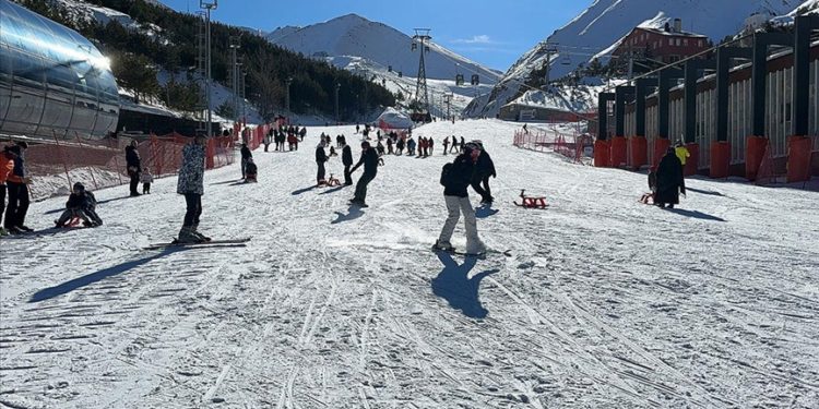 Palandöken Kayak Merkezi'nde hafta sonu yoğunluğu yaşandı
