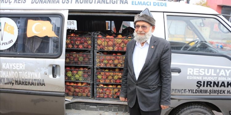 “Elmacı Dede” Denizli’de yetiştirdiği elmaları Şırnak’taki Mehmetçik için getirdi