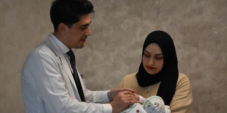 Iraklı Zennu bebeğin akciğerini besleyecek yapay damar Konya’da takıldı