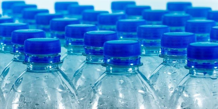 Pet şişedeki su, insan sağlığı için tehlikeli binlerce “nanoplastik” içeriyor