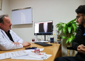 Kısa kalan bacağı manyetik çivi tedavisiyle günde 1 milimetre uzuyor