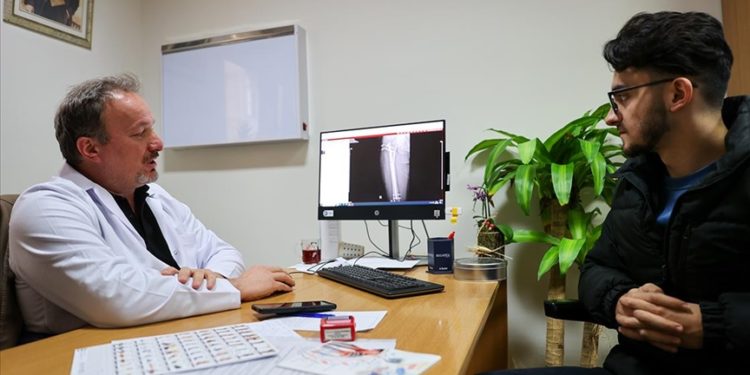 Kısa kalan bacağı manyetik çivi tedavisiyle günde 1 milimetre uzuyor