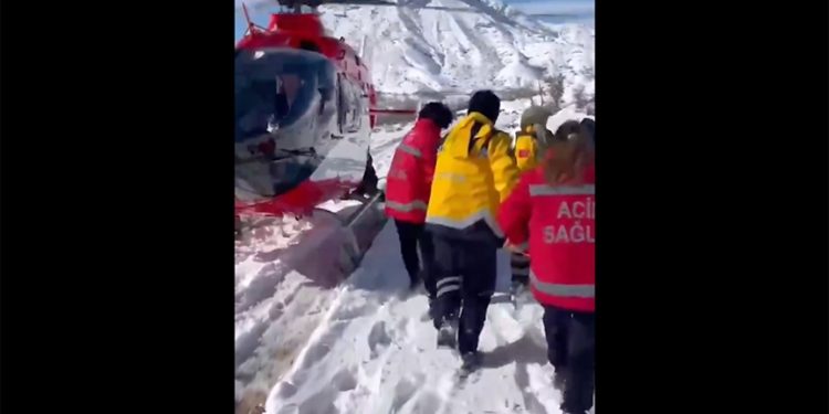 Köydeki hasta, helikopter ambulansla hastaneye ulaştırıldı