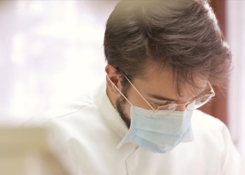 İspanya'da hastanelerde maske takma zorunluluğu getirildi