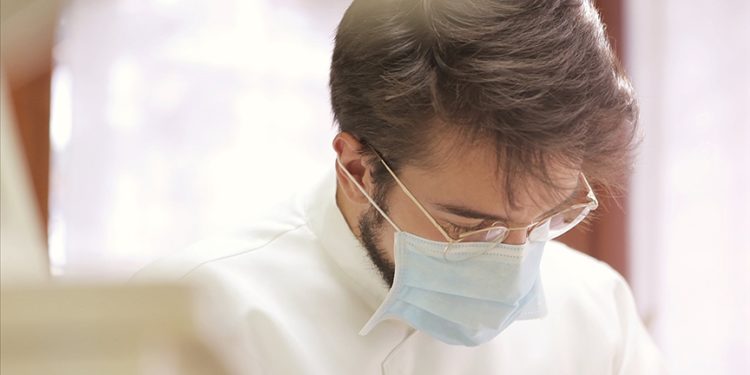 İspanya'da hastanelerde maske takma zorunluluğu getirildi