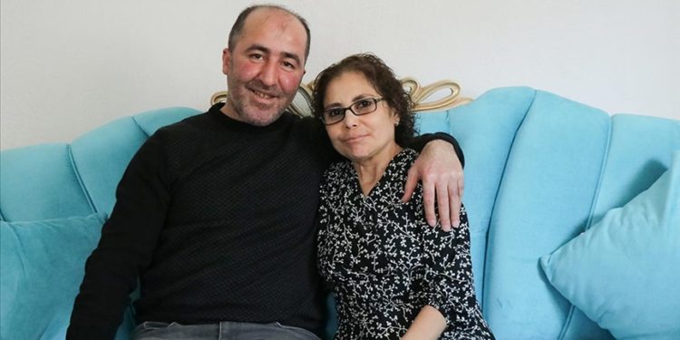 Babasından nakledilen böbreği iflas eden kadın, evlilik yıl dönümünde eşinin böbreğiyle hayata tutundu